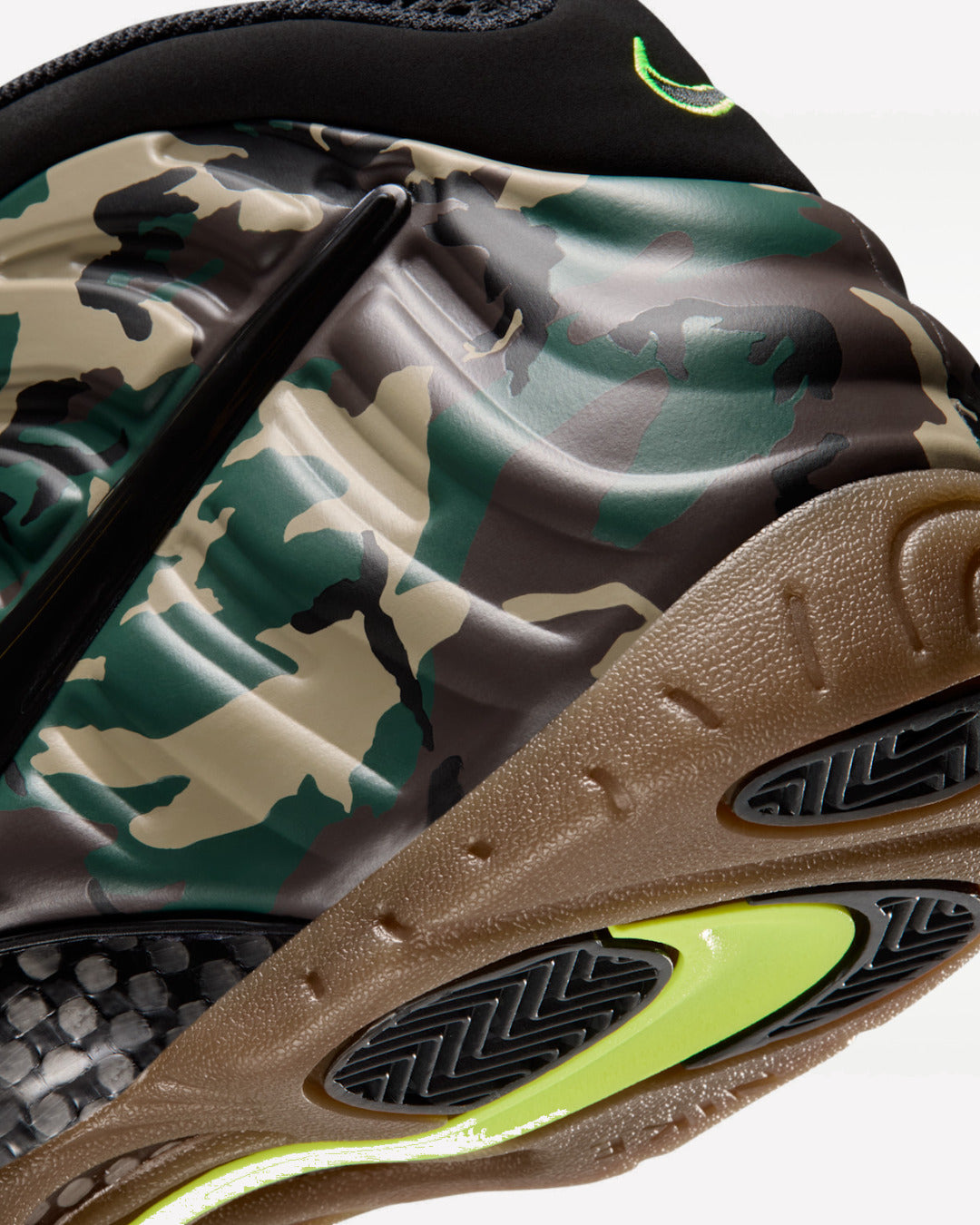 Nike Air Foamposite Pro Army Camo — vista del par