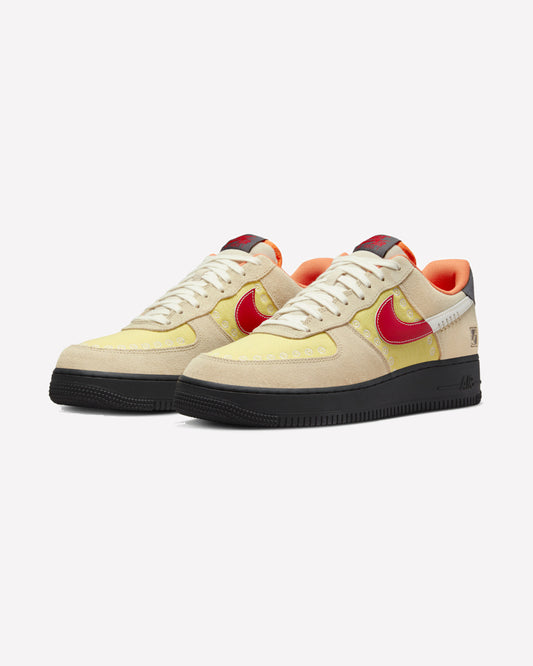 Nike Air Force 1 Low '07 LX Somos Familia — detalle del Swoosh