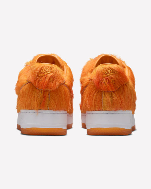 Nike Air Force 1 Low Technicolor Tale Orange Pony Hair — detalle del talón