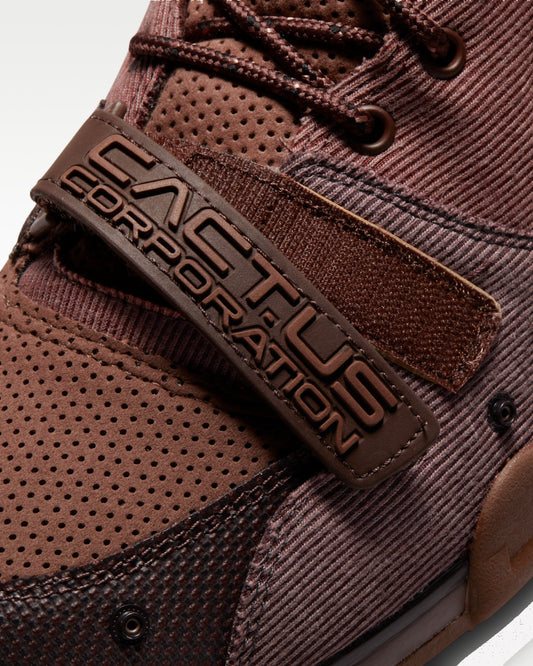 Nike Air Trainer 1 SP Travis Scott Wheat — detalle del branding
