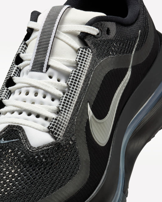 Nike Air Zoom Pegasus Premium SP Black Metallic Silver — detalle del Swoosh