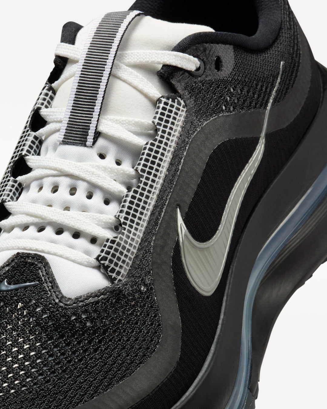 Nike Air Zoom Pegasus Premium SP Black Metallic Silver — detalle del Swoosh