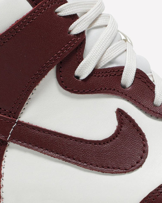 Nike Dunk High Sail Team Red — detalle de la suela