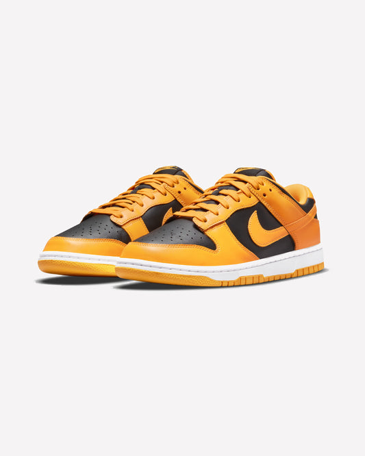 Nike Dunk Low Championship Goldenrod — detalle del swoosh