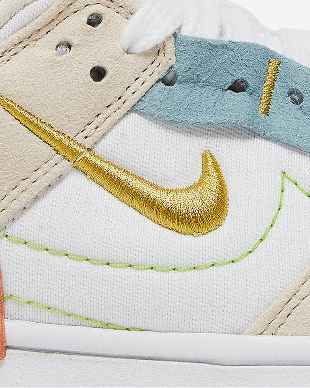Nike Dunk Low Disrupt 2 Easter Pastel — detalle del Swoosh