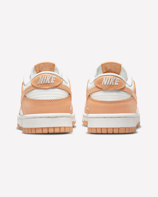 Nike Dunk Low Harvest Moon — detalle del logo