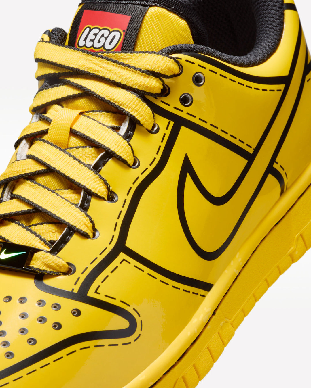 Nike Dunk Low LEGO Tour Yellow — detalle del talón