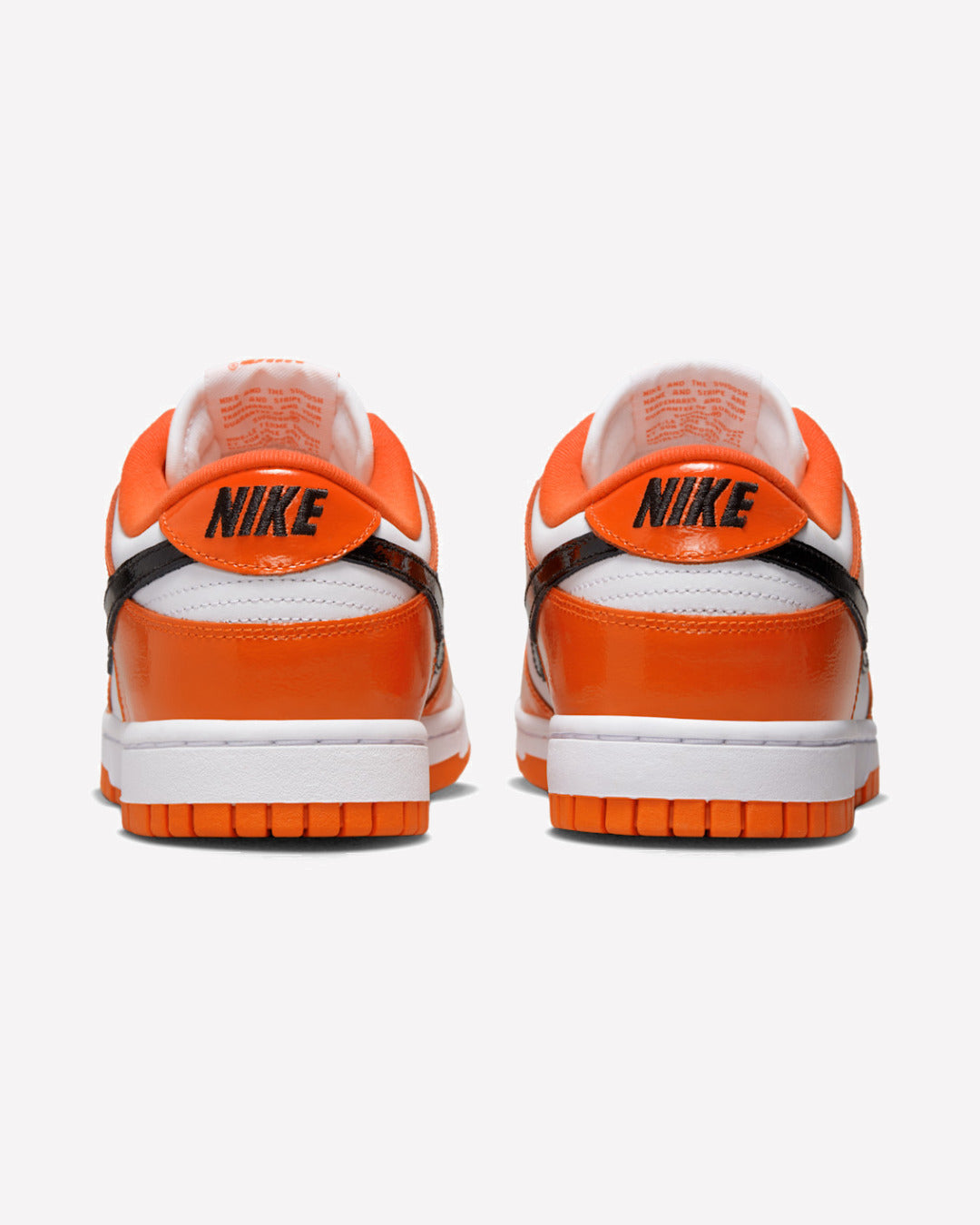 Nike Dunk Low Patent Halloween — detalle del Swoosh
