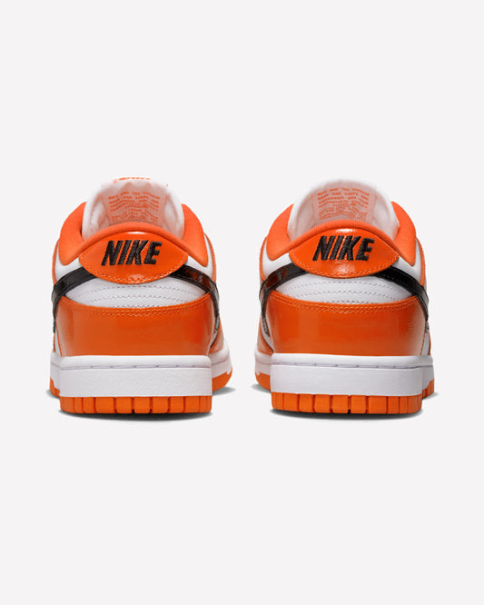 Nike Dunk Low Patent Halloween — detalle del Swoosh