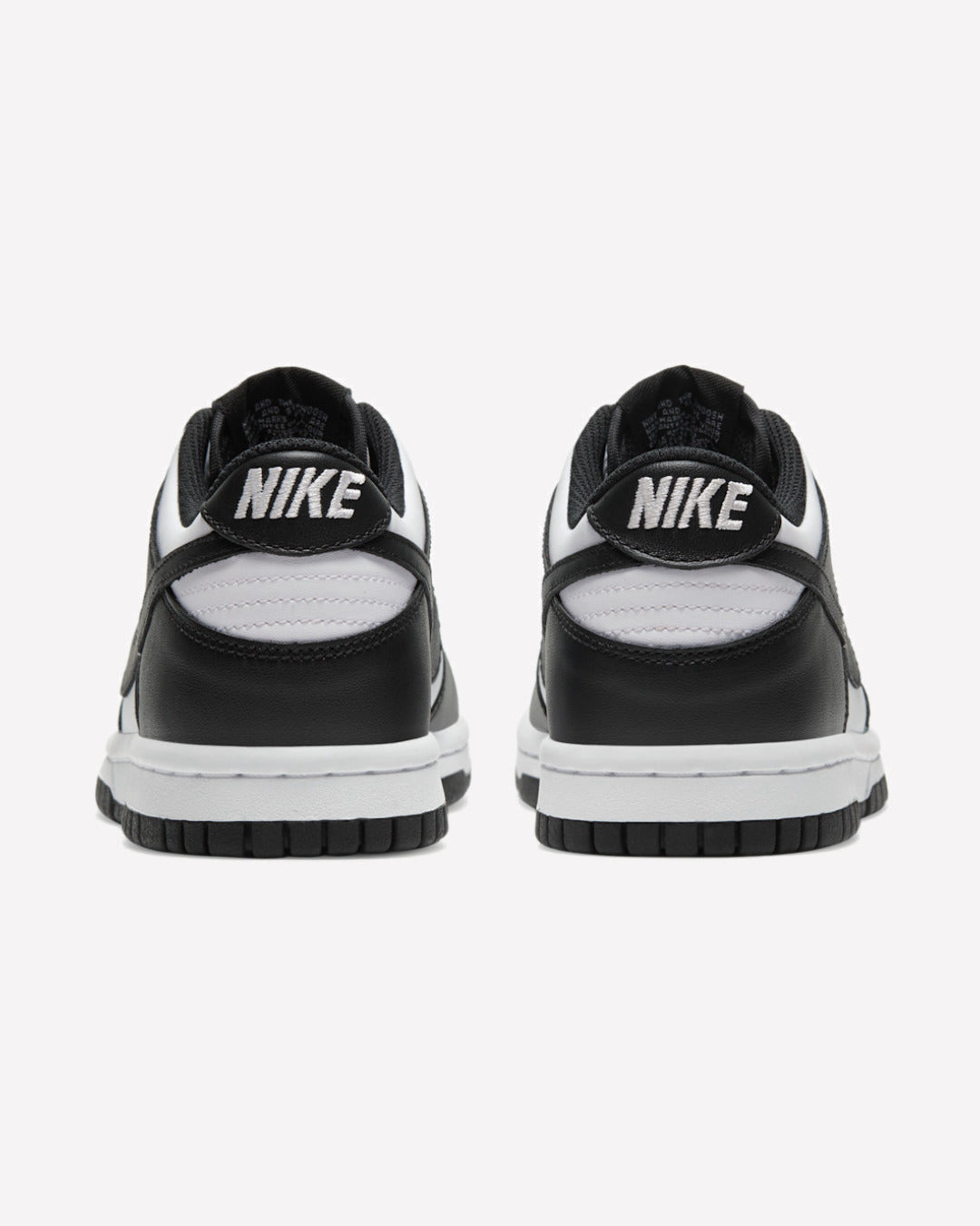 Nike Dunk Low Retro White Black Panda — detalle del Swoosh