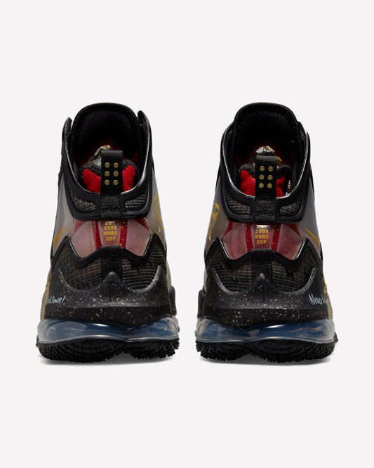 Nike LeBron 19 Doernbecher Sam David — detalle de la lengüeta