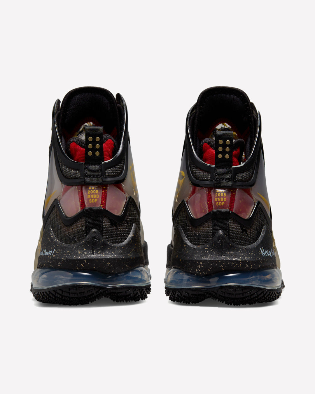 Nike LeBron 19 Doernbecher Sam David — detalle de la lengüeta