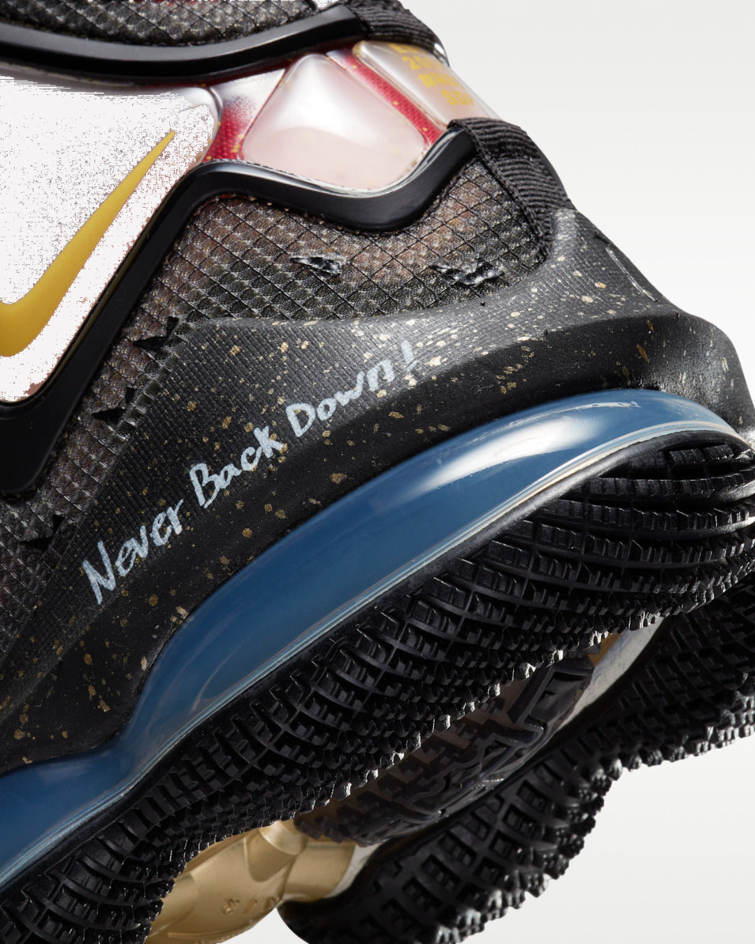 Nike LeBron 19 Doernbecher Sam David — vista de la suela