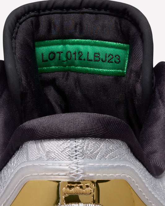 Nike LeBron 23 Lux Dreams and Nightmares — detalle del logo