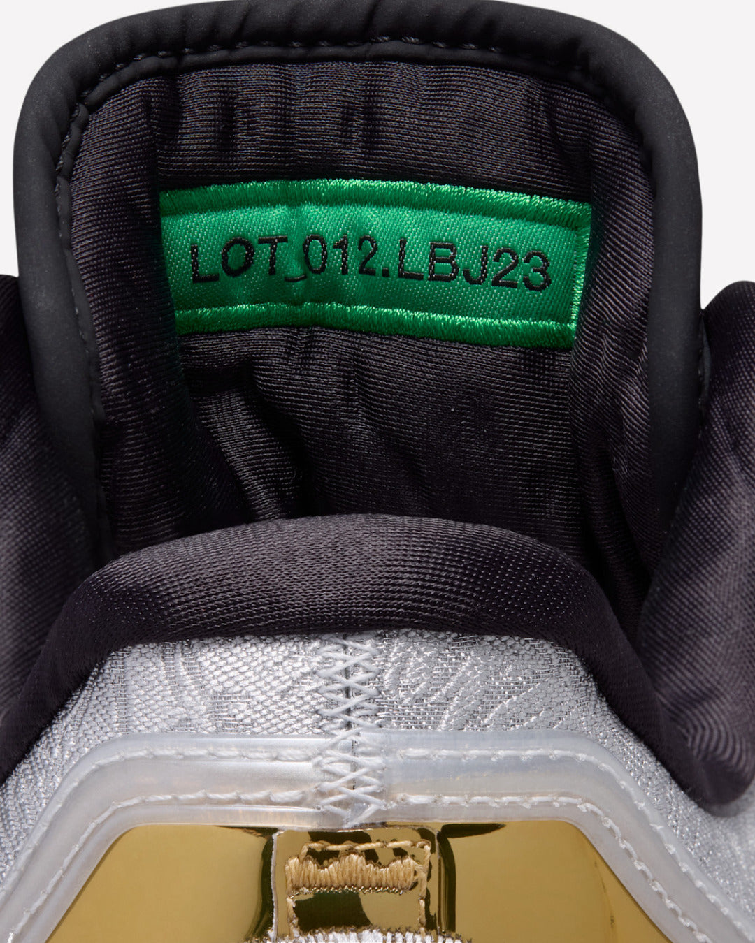 Nike LeBron 23 Lux Dreams and Nightmares — detalle del logo