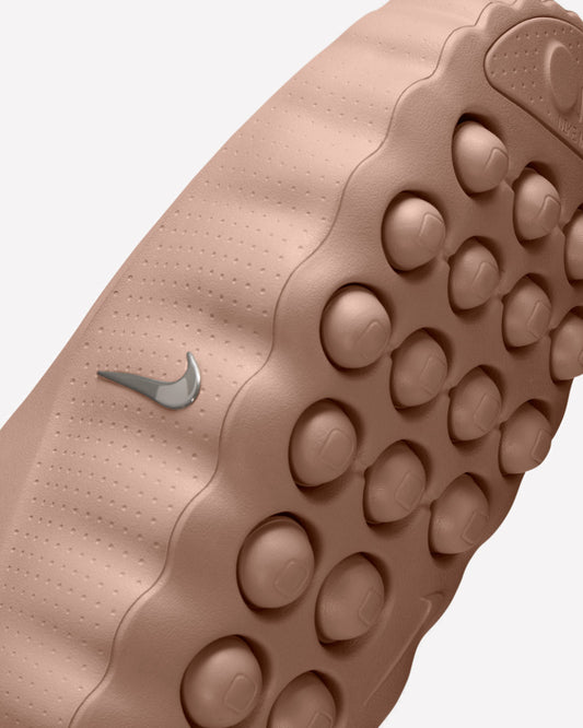 Nike Mind 001 Slide Rattan — detalle de la puntera