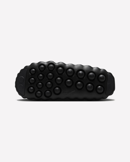 Nike Mind 001 Slide Triple Black — vista del talón