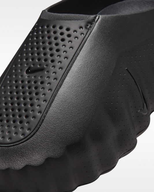 Nike Mind 001 Slide Triple Black — detalle de la puntera