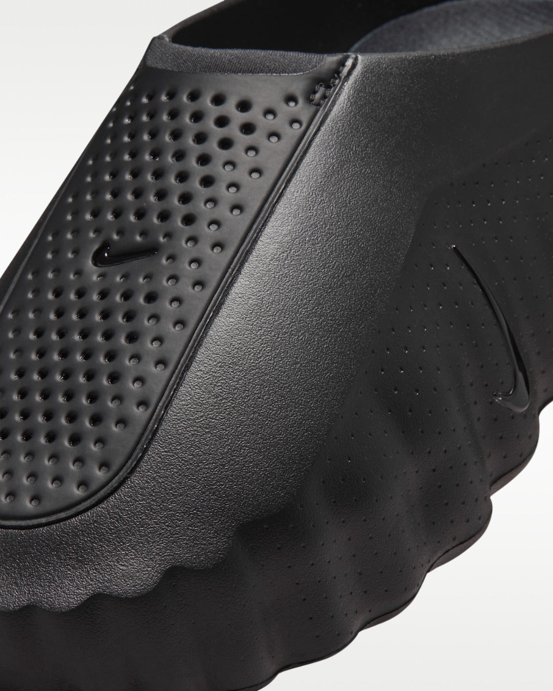 Nike Mind 001 Slide Triple Black — detalle de la puntera