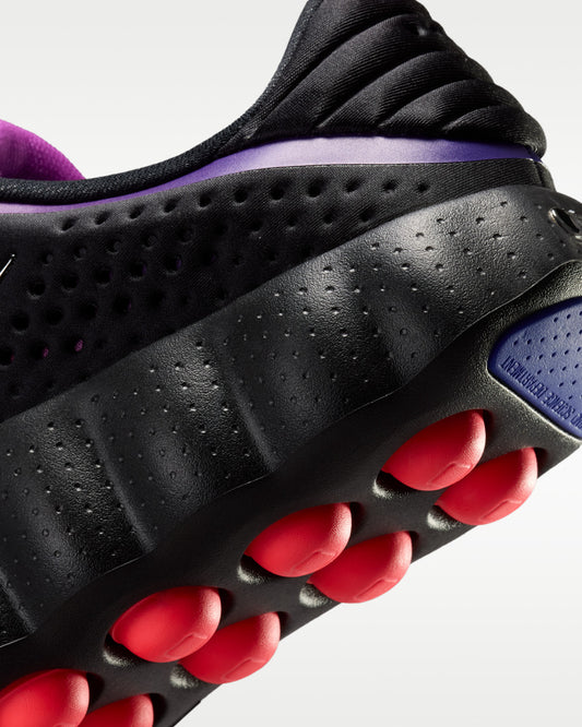 Nike Mind 002 AMP Black Indigo Burst — detalle del talón