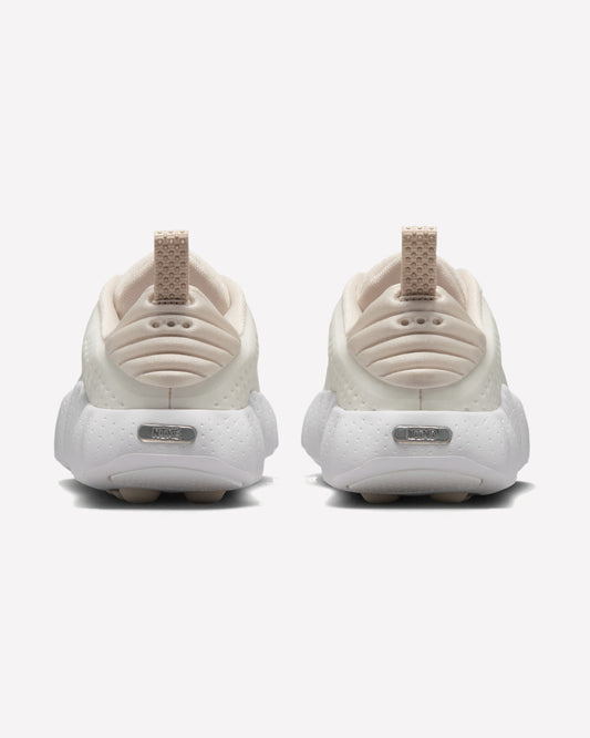 Nike Mind 002 White Phantom Light Orewood — vista de la suela