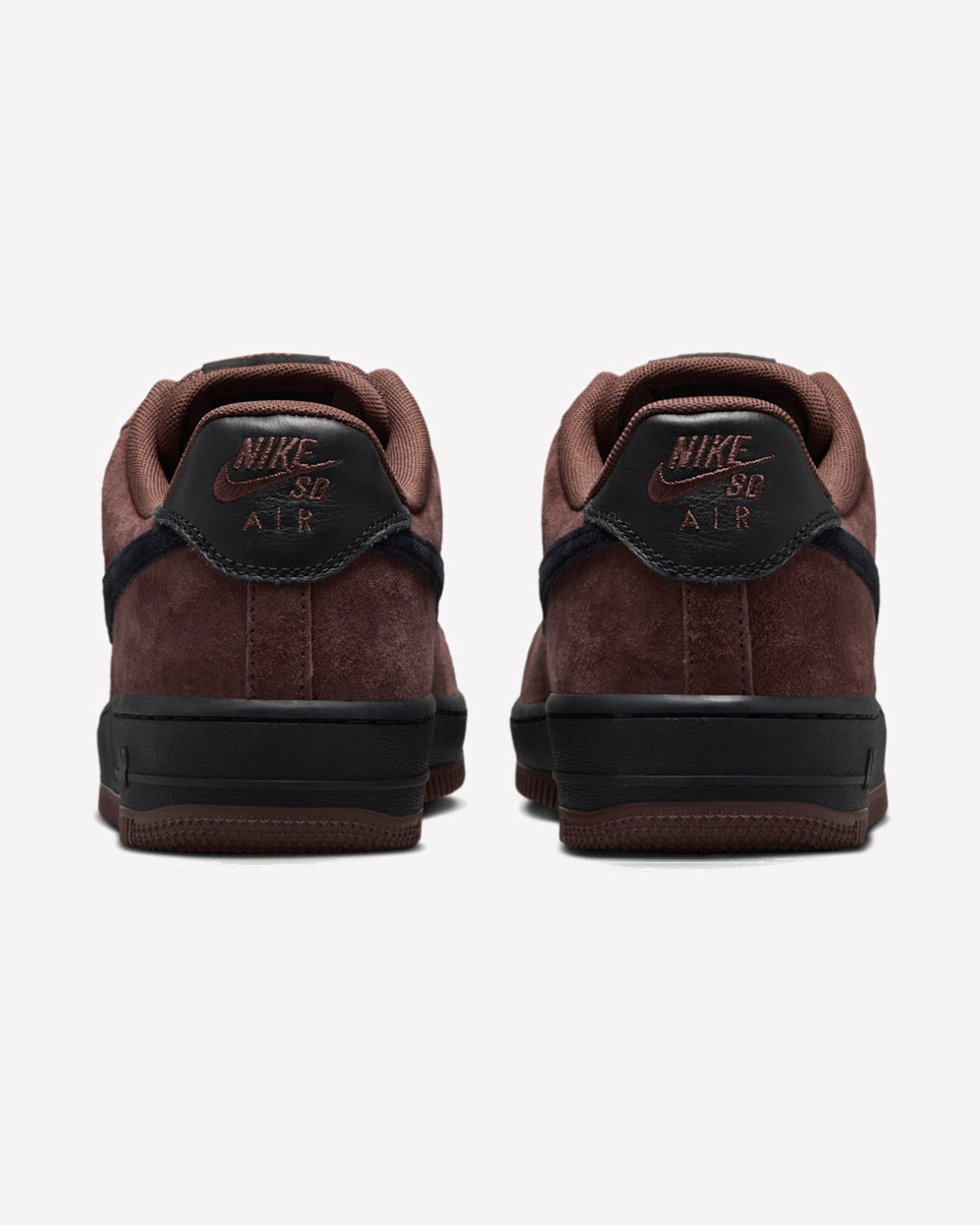 Nike SB Air Force 1 Low Light Chocolate Black — detalle del Swoosh