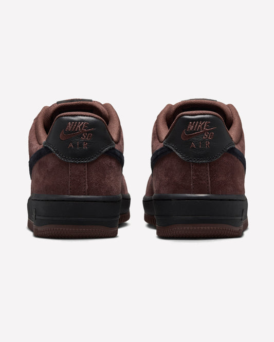Nike SB Air Force 1 Low Light Chocolate Black — detalle del Swoosh