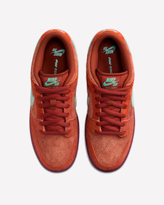 Nike SB Dunk Low Mystic Red Rosewood — vista trasera del talón