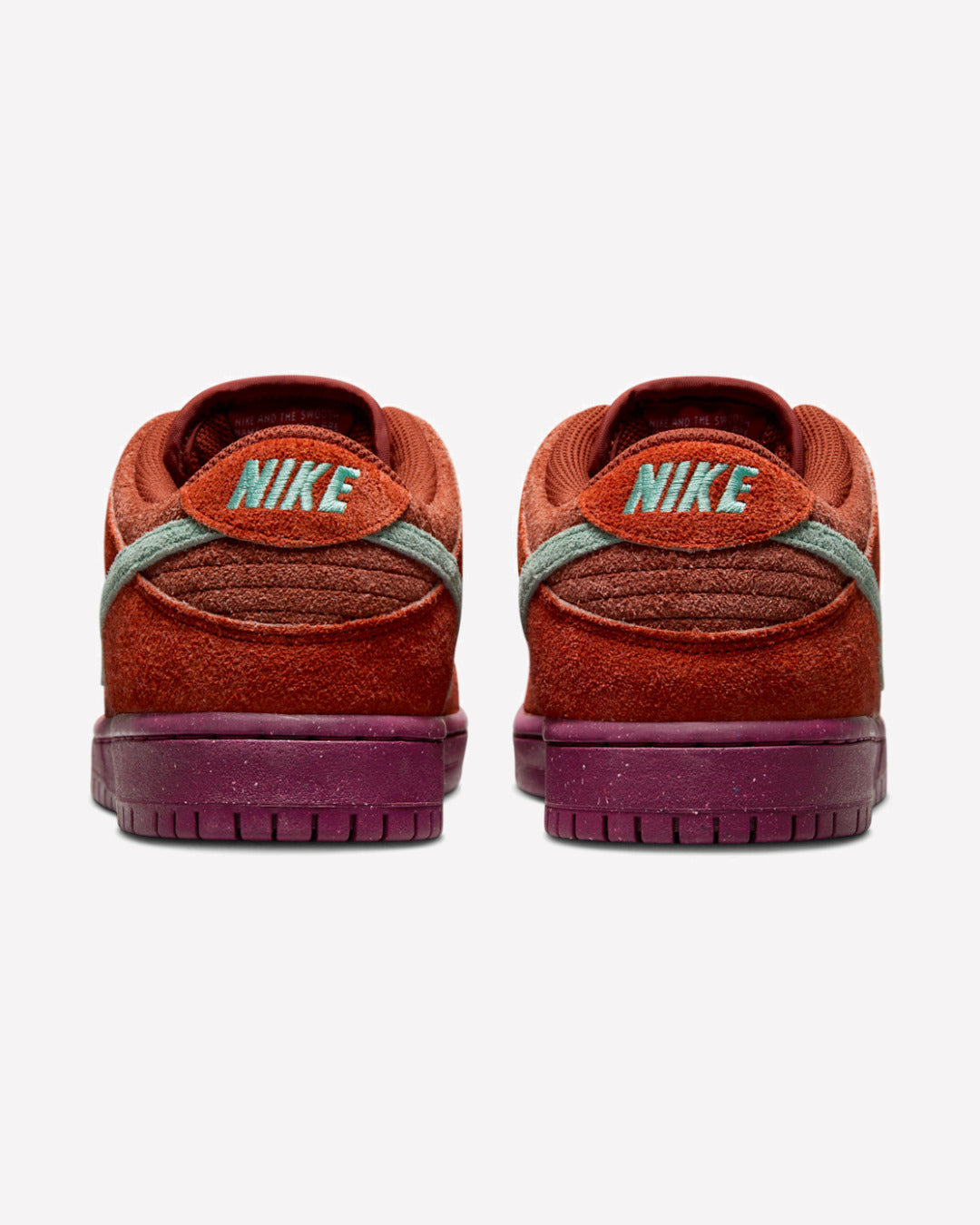 Nike SB Dunk Low Mystic Red Rosewood — detalle del Swoosh