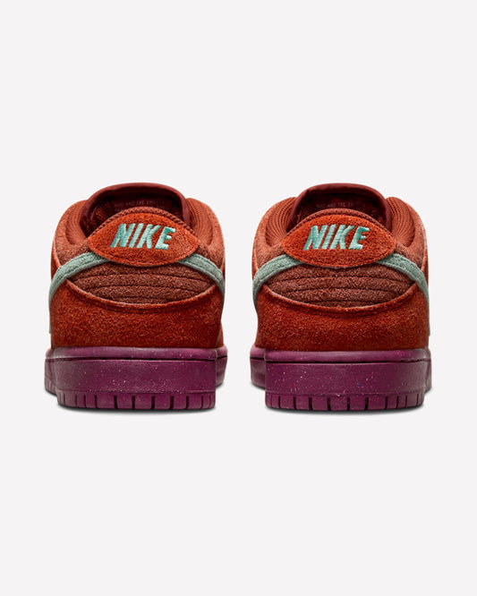 Nike SB Dunk Low Mystic Red Rosewood — detalle del Swoosh