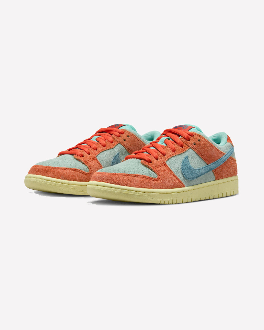 Nike SB Dunk Low Orange Emerald Rise — detalle del lateral