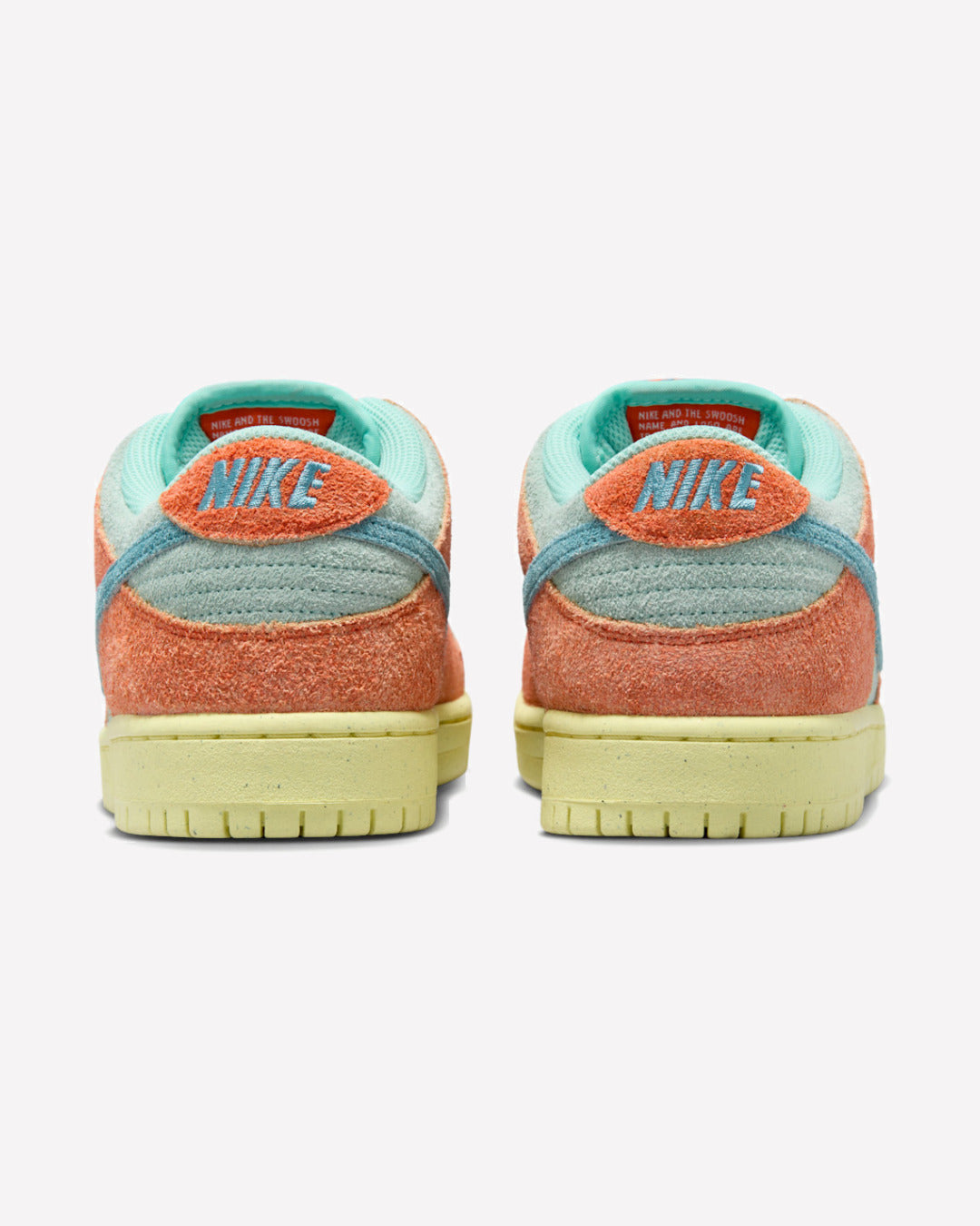 Nike SB Dunk Low Orange Emerald Rise — detalle del talón