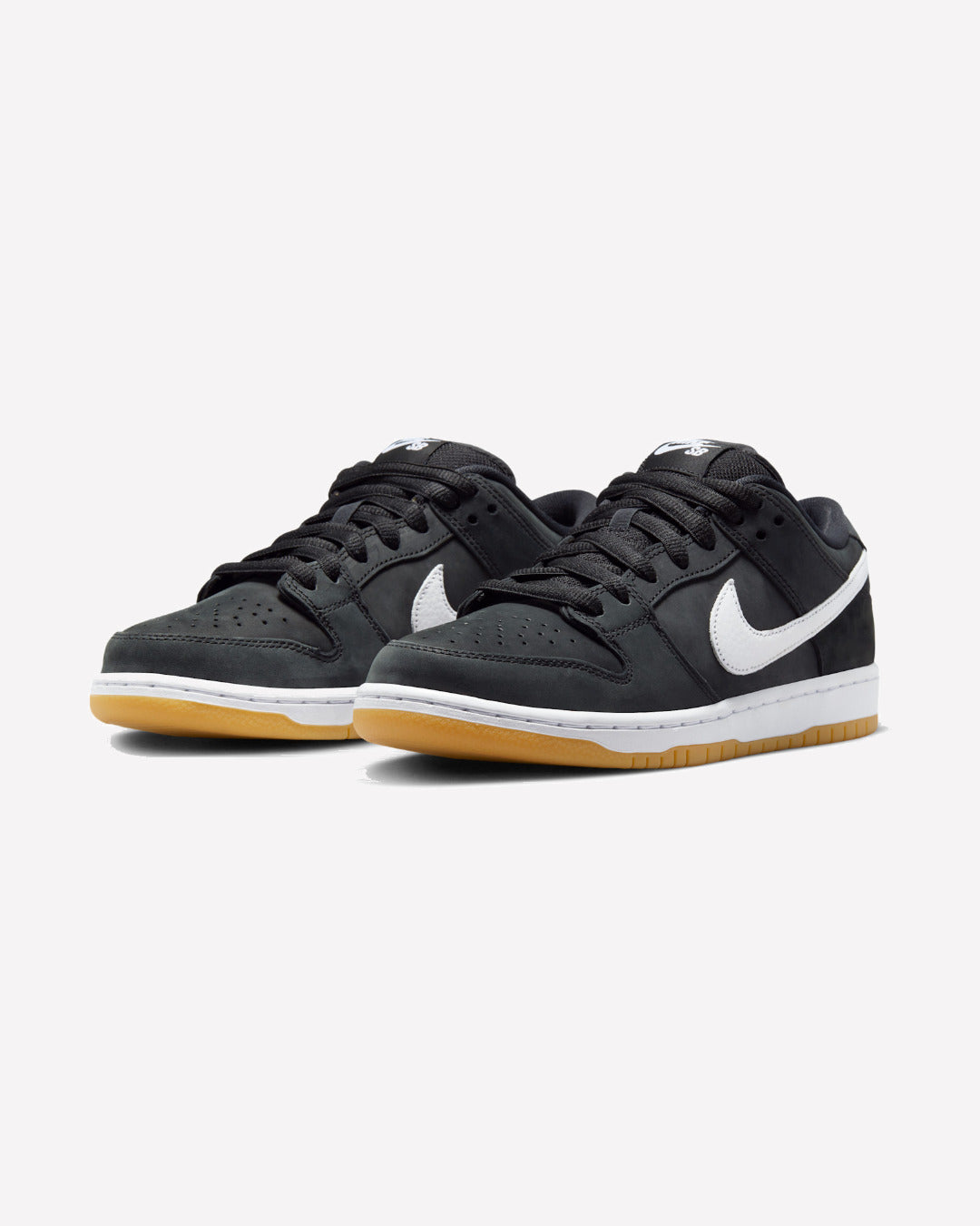 Nike SB Dunk Low Pro Black Gum — detalle del Swoosh