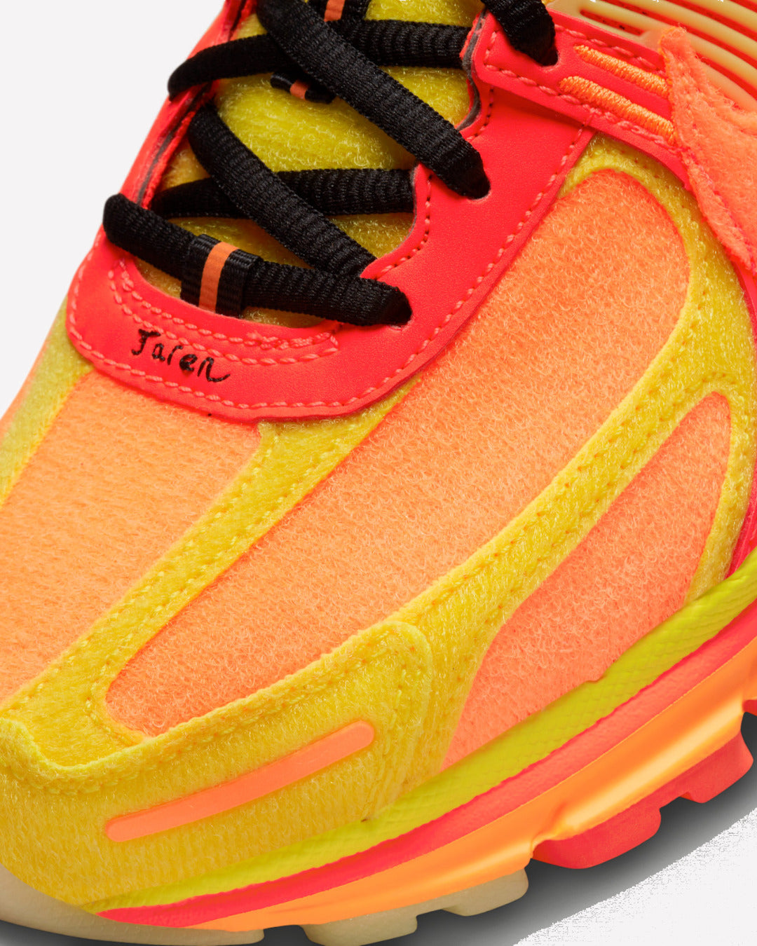 Nike Zoom Vomero 5 Doernbecher Bright Crimson — detalle del lateral interior